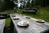 Sur les pâturages entourant la fromagerie, des tables et des bancs de bois rustiques sont à disposition... et invitent à faire une halte!