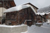 Massives Lärchenholz für die Ewigkeit: Dieser Stadel im alten Dorfteil von Zermatt zeigt die typische Bauweise.
