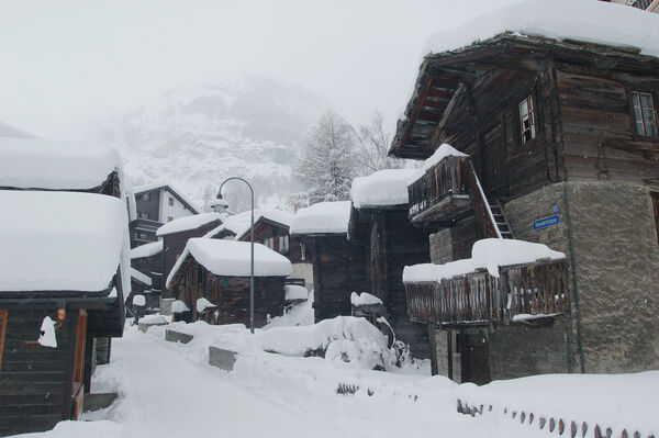 Typiques du vieux village de Zermatt: les petits bâtiments se serrent les uns contre les autres.