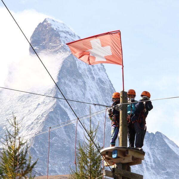 Le plus grand drapeau suisse du monde habille à nouveau le versant