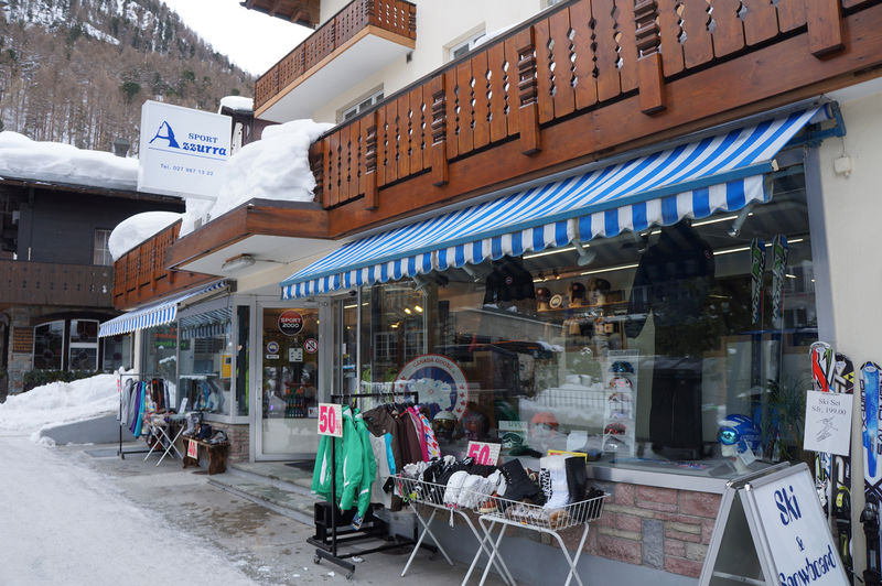 In Azzura Sport you will find the right outfit or sports equipment for summer or winter.