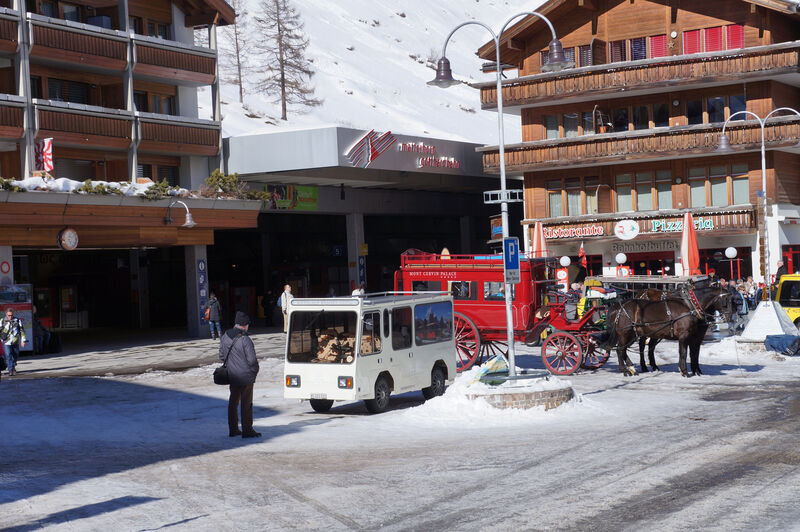 Bahnhofausgang Zermatt: Bahnpassagiere kommen von der Bahn direkt auf den Bahnhofplatz.