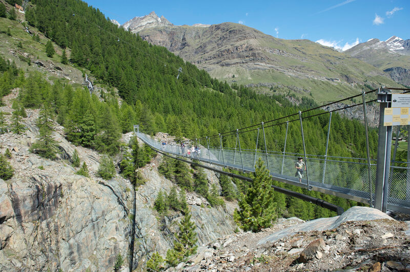 Zermatt-Furi: the suspension footbridge, 100 m long, leads 90 m above the ground to barbecue areas, a playground and the Dossen glacier garden.