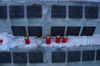 Gedenkkerzen vor den Plaketten der verunglückten Zermatter Bergführer.