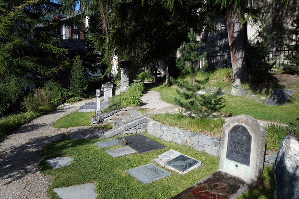 Gedenktafeln und Grabsteine auf dem Bergsteigerfriedhof von Zermatt. Sie erinnern an die Unglücke in den umliegenden Bergen.