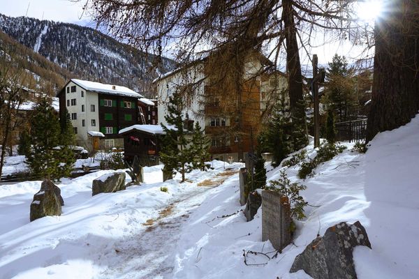 Auf dem Bergsteigerfriedhof sind die Grabsteine von rund 50 Verunglückten zu sehen.