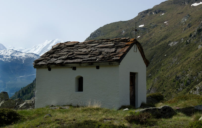 Plain and simple: the small prayer house by the Hotel du Trift, above Zermatt. The area is accessible only on foot. 