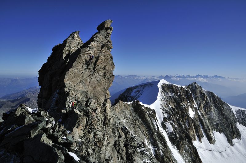 https://www.zermatt.ch/fr/aventure-en-montagne/4000er-Alpincenter-Eldorado-fuer-Bergsteiger/Au-coeur-de-38-sommets-de-quatre-mille-metres