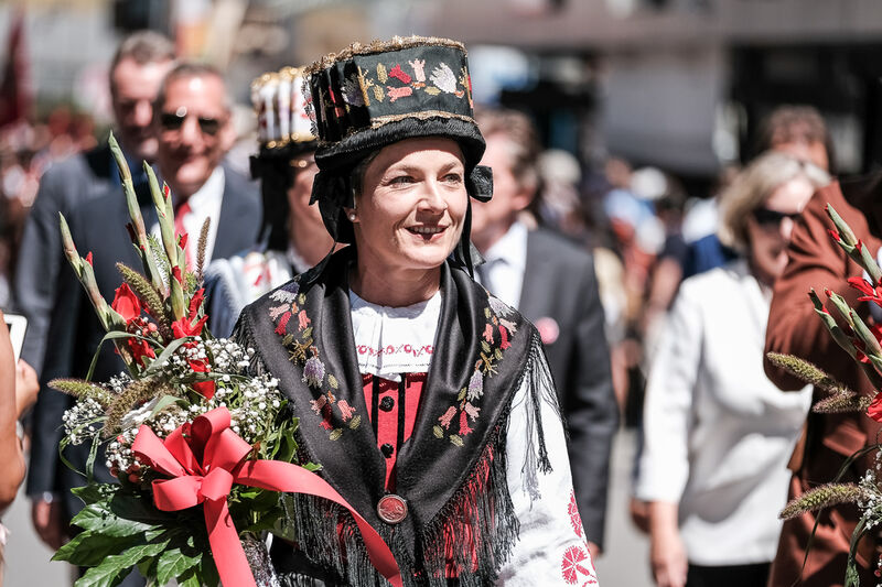 Frau in Zermatter Tracht am Folklore Festival