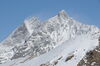 Le Dom (pointe à deux dents, à gauche) est la montagne la plus élevée située entièrement sur sol suisse. A droite, le Täschhorn.