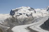 Le massif du Mont Rose flanqué de glaciers. En haut à droite, la Pointe Dufour, dans le massif de roche et de glace.