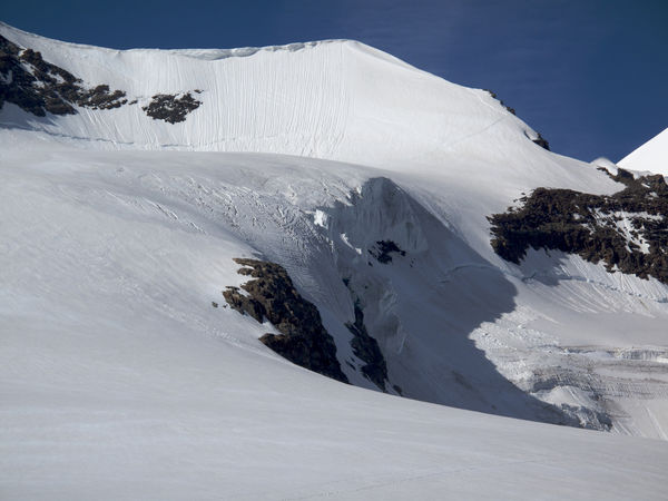 Das Felikhorn ist kaum als Gipfel erkennbar. Dieser liegt unscheinbar neben dem Felikjoch, dem höchsten Übergang in den Alpen.