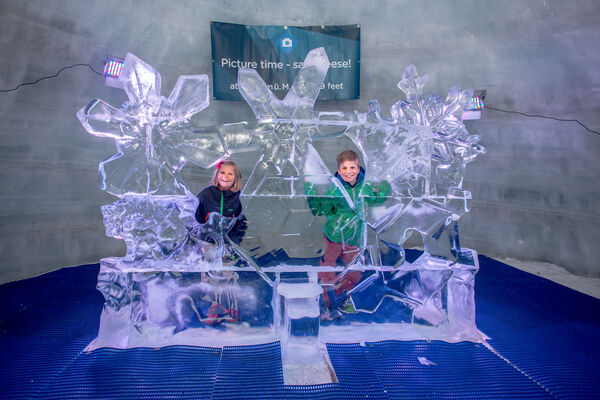 Le plus haut palais de glace du monde offre de fantastiques aperçus sur le monde fascinant de la glace éternelle.