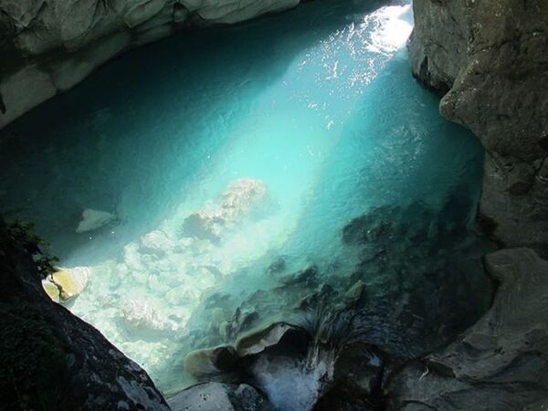 Fantastisches Naturschauspiel im September: Der besondere Lichteinfall lässt das Wassers in einem tiefen Türkisblau leuchten.