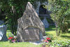 Ein Stein von der Matterhorn Nordwand erinnert als Grabstein an die Vermissten und Toten am Matterhorn.