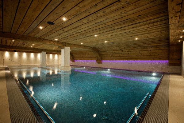 Neben dem Schwimmbad stehen Gästen auch eine Finnische Sauna und ein Aroma-Dampfbad zur Verfügung.