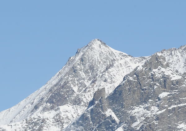The Hohbärghorn is the third 4,000-metre peak of the Nadelgrat ridge, which consists of the Lenzspitze, Nadelhorn, Stecknadelhorn, Hohbärghorn and Dirruhorn.
