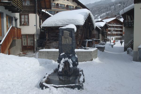 Fontaine commémorative: Ulrich Inderbinen était le guide de montagne le plus célèbre de Zermatt, qui a vécu jusqu'à 104 ans. Cette fontaine lui est dédiée.