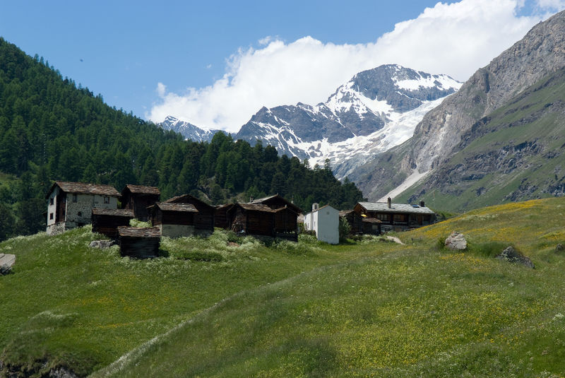 Le hameau de Zmutt se situe dans la vallée éponyme, à proximité de Zermatt.