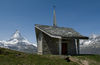 Kapelle Riffelberg: Moderne Architektur und imposante Aussicht auf die alpine Bergwelt von Zermatt.