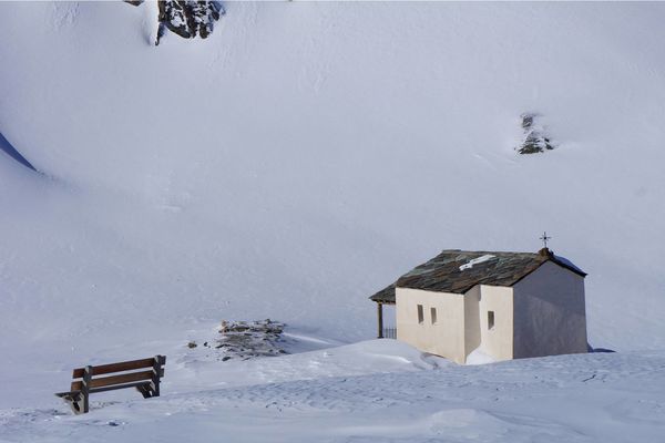 A gem high above Zermatt: the chapel stands on the shore of the Schwarzsee.