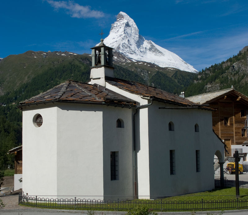 Bei der Kapelle Winkelmatten in Zermatt ist das Matterhorn aus einer besonderen Perspektive sichtbar.