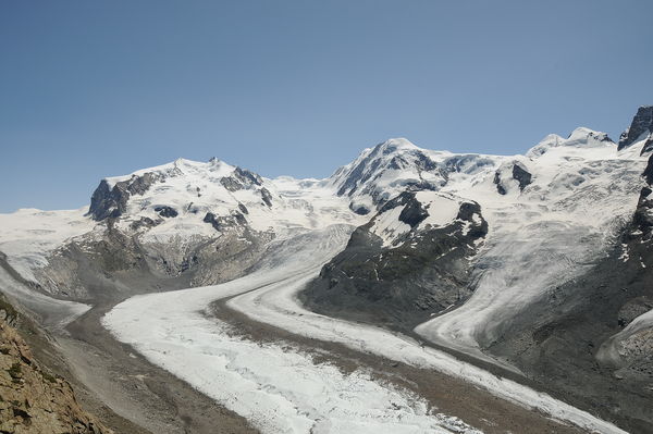 Le Liskamm (centre droit de la photo) est le voisin du massif du Mont Rose (à gauche).