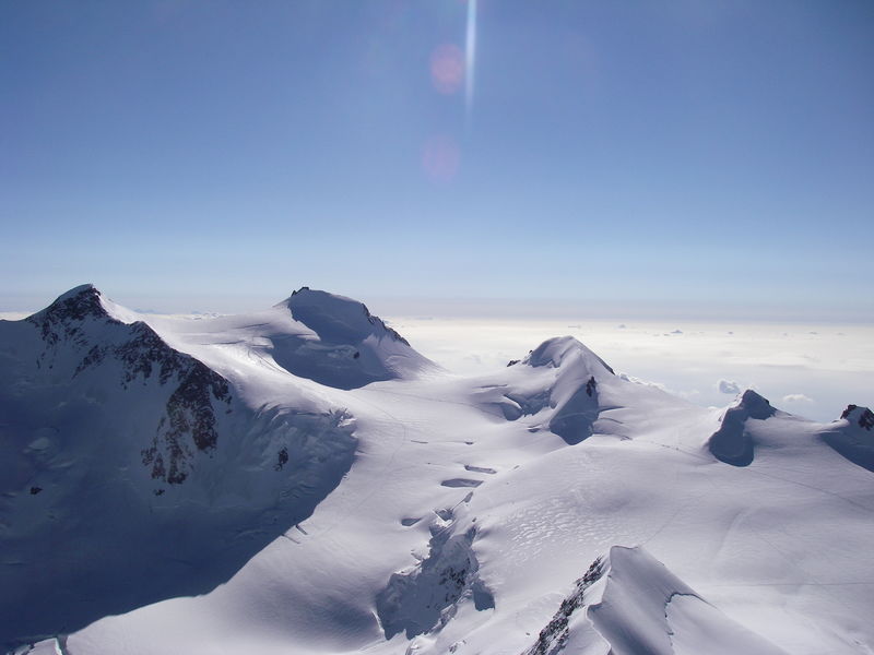 Le Ludwigshöhe est un quatre mille mètres dans le massif du Mont Rose (deuxième éminence depuis la droite).