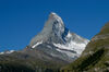 Matterhorn im Sommer, mit schneefreier Ostwand (links), Nordwand und Zmuttgrat (rechts).