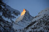 Sonnenaufgang am Matterhorn im Winter. Ein Spektakel sondergleichen, den das Farbspiel der ersten Sonnenstrahlen ist magisch.