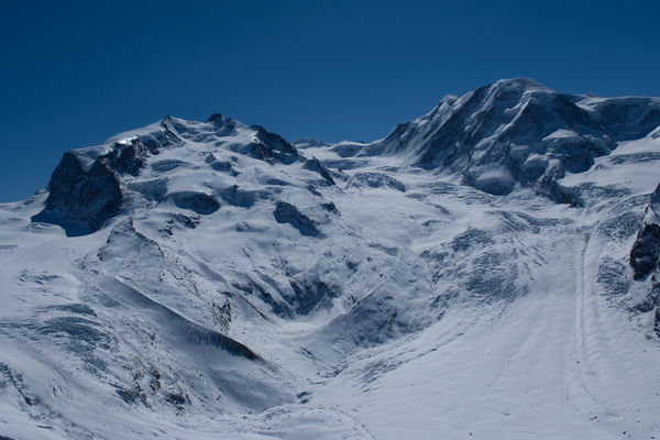 Das Monte-Rosa-Massiv hat je nach Zählweise zehn 4000er-Gipfel und liegt zum Teil in Italien.