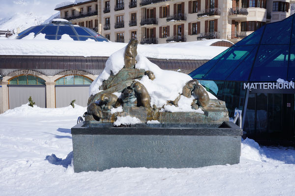 Murmeltier-Brunnen am Kirchplatz in Zermatt: die Murmeltier-Familie erfreut Einheimische und Gäste.