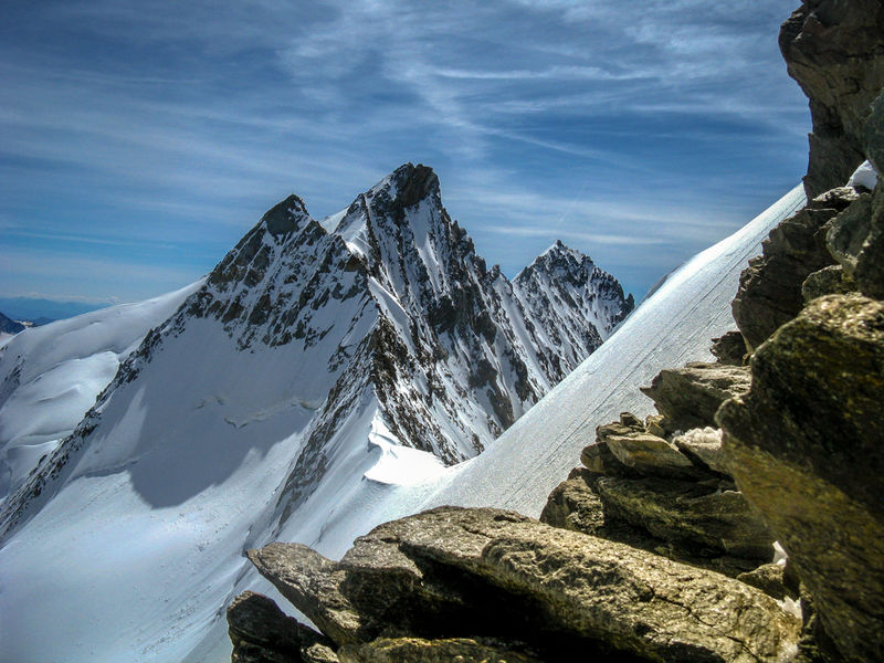 La silhouette imposante du Nadelhorn (4'327 m), dans le massif des Mischabels, se dresse dans le ciel.