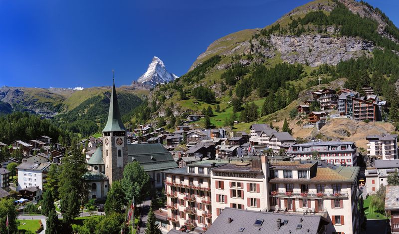 Die Pfarrkirche St. Mauritius markiert im Dorf das Zentrum von Zermatt.