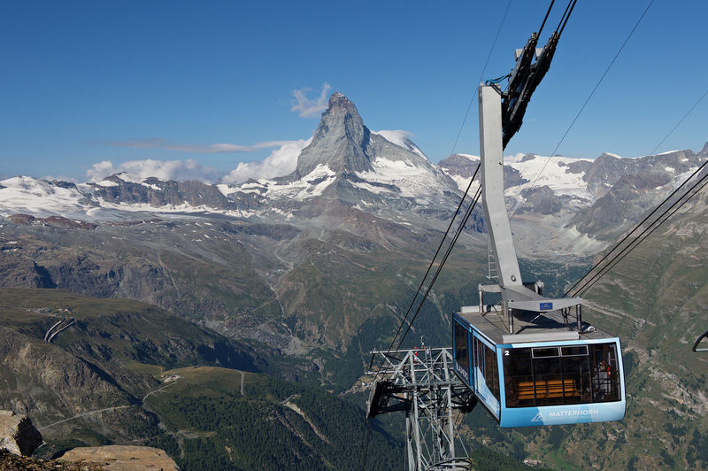Ein beliebtes Erlebnis: Sonnenaufgangsfahrt mit Blick auf das Matterhorn, das von den ersten Sonnenstrahlen beschienen wird.