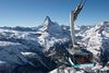 Die Pendelbahn der Zermatt Bergbahnen auf dem Weg zur Station Rothorn. Im Winter sind bei der Fahrt oft zahlreiche Gämsen am Berghang zu erblicken.