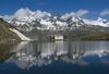 Die Spiegelung der Kapelle auf der Wasseroberfläche des Schwarzsees ist ein reizvolles Foto-Sujet.