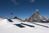Mit dem Matterhorn im Hintergrund sehen die Sprünge noch schöner aus. 