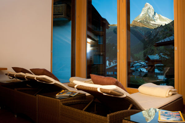 Vom Liegestuhl kommt man kaum los - zu sehr zieht der Blick auf das Matterhorn in seinen Bann.