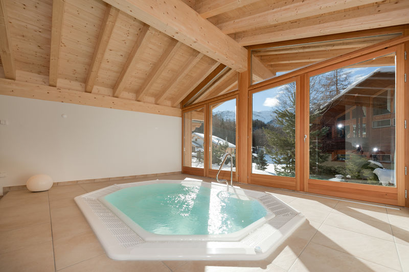 Bright and spacious, with a view of the outside world: the spa of the Hotel Hemizeus, Zermatt.