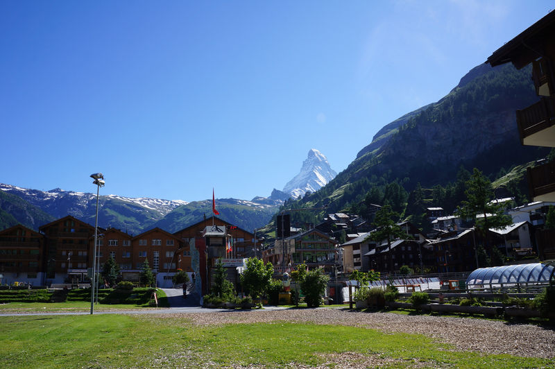 Vom Spielplatz aus hat man eine tolle Aussicht aufs Matterhorn.