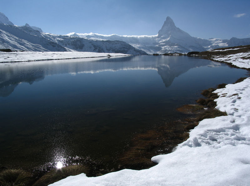 In winter, too, the Stellisee charms visitors with its dramatic reflection of the Matterhorn.