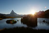 Romantique: coucher de soleil sur le lac de Zermatt Stellisee.