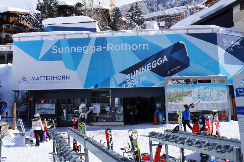 Bei der Talstation Sunnegga-Rothorn in Zermatt weist eine grosse Tafel (rechts) auf die geöffneten Bergbahnen des gesamten Ski- und Wandergebietes hin.