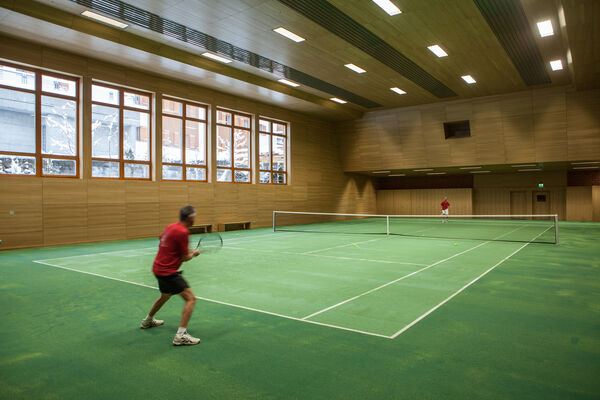 Halle de tennis de Zermatt: bonne conditions lumineuses, à l'abri des intempéries et bien équipée.