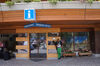 Les visiteurs trouvent ici leur conseiller: l'équipe compétente de Zermatt Tourisme propose infos, billets et souvenirs.