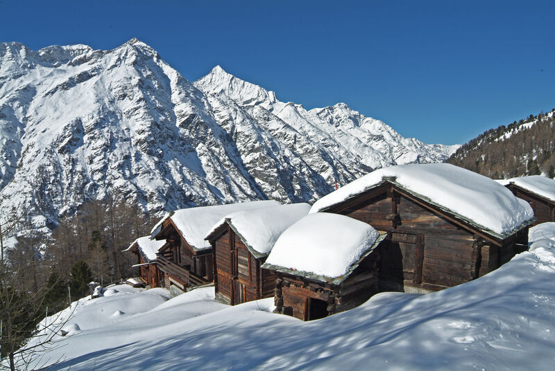Gädini (small barns) at Tufteren, with view of the Platthorn and Mettelhorn.