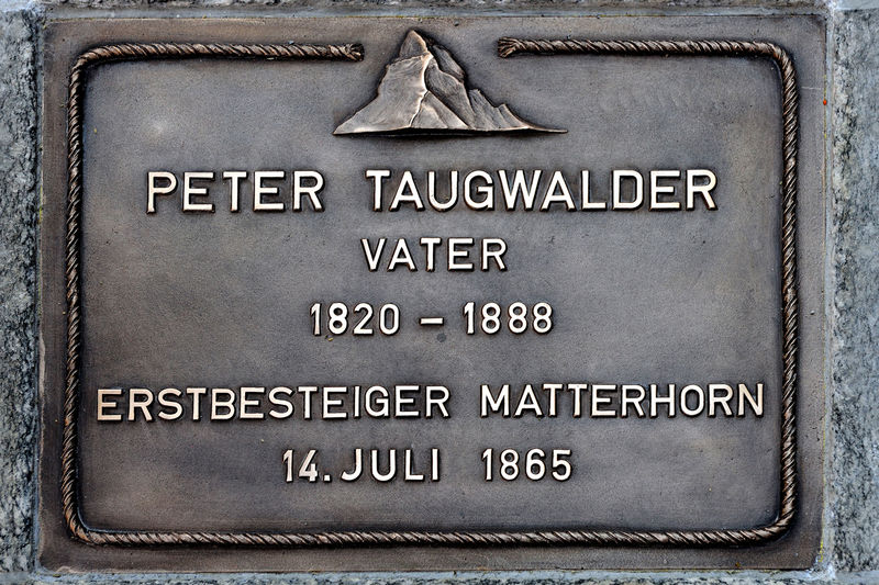 Die Broncetafel erinnert an erster Stelle des Walk of Climb an den Zermatter Bergführer Peter Taugwalder Vater.