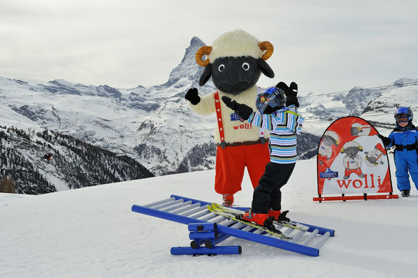 Wolli-Anfängerpark beim Leisee, Zermatt: Wolli zeigt dem kleinen Ski-Neuling einige Balanceübungen.