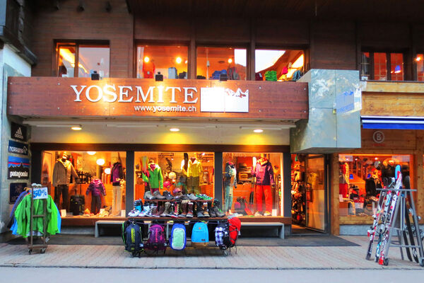Der Yosemite Zermatt verkauft und vermietet Sportausrüstung für Sommer und Winter.